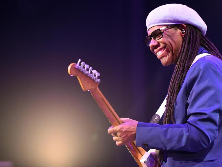 Nile Rodgers mit seiner Band Chic in Tokyo 