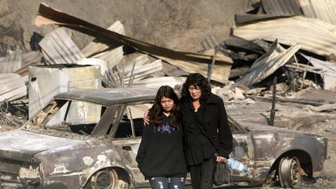 Zwei Frauen nach dem Brand in der Nähe von Valparaíso