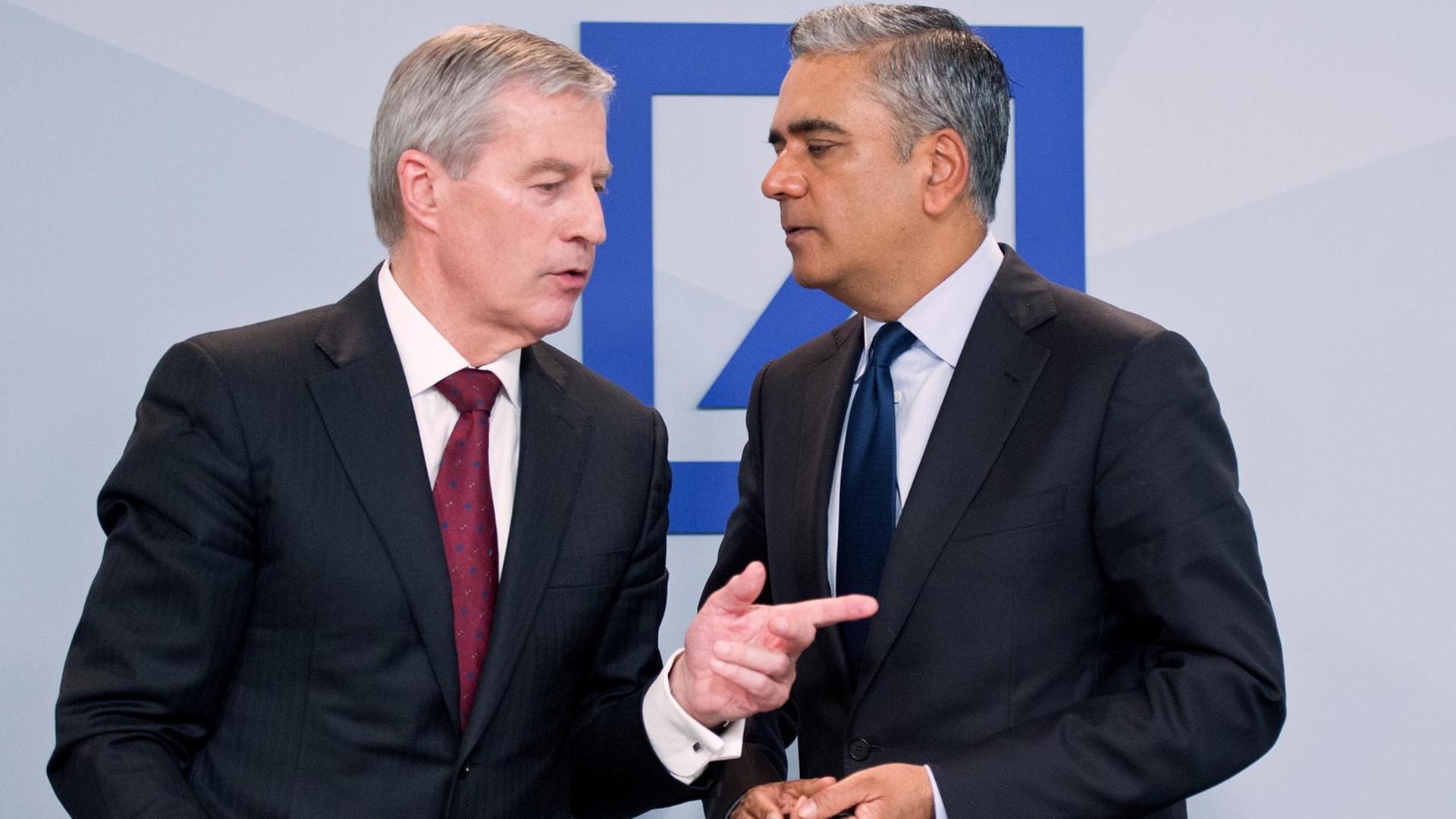 Jürgen Fitschen (links) und Anshu Jain im Gespräch Jürgen Fitschen (links) und Anshu Jain im Gespräch
