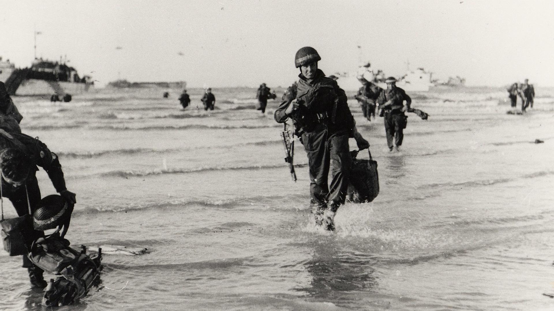 Foto von der Landung aliierter Soldaten in der Normandie. Foto von der Landung aliierter Soldaten in der Normandie.
