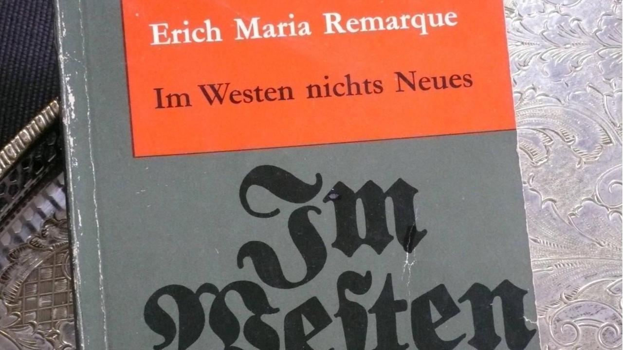 Erich Maria Remarques Kriegsroman "Im Westen nichts neues": Das Bild zeigt die Taschenbuch-Ausgabe von 1959
Erich Maria Remarques Kriegsroman "Im Westen nichts neues": Das Bild zeigt die Taschenbuch-Ausgabe von 1959