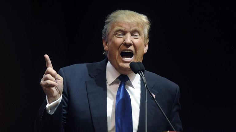 Donald Trump steht bei einer Wahlkampfrede an einem Rednerpult 