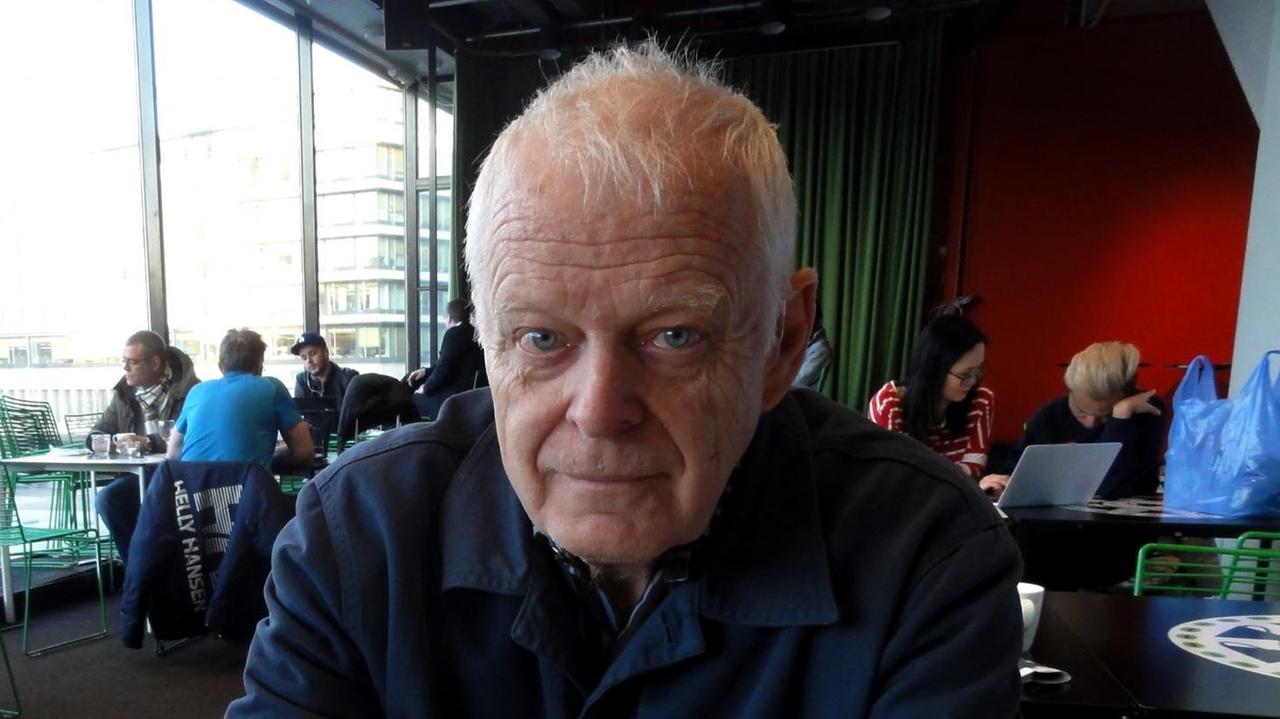 Man sieht den schwedischen Menschenrechtler Thomas Hammarberg in einem Café. Man sieht den schwedischen Menschenrechtler Thomas Hammarberg in einem Café.