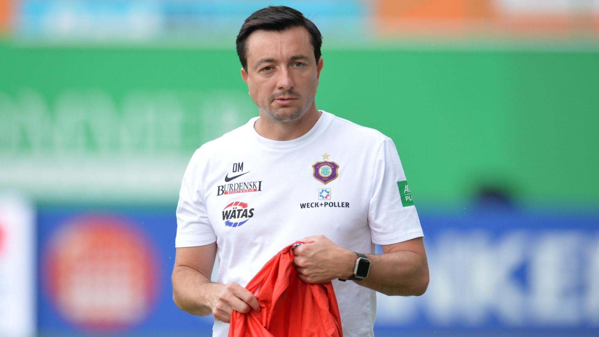 Der Auer Trainer Daniel Meyer steht im Stadion. Der Auer Trainer Daniel Meyer steht im Stadion.