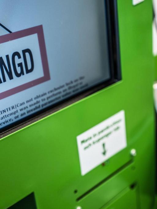 "Stängd" - "Geschlossen" steht auf einem Bezahlterminal der schwedischen Lebensmittelkette Coop