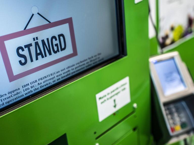 "Stängd" - "Geschlossen" steht auf einem Bezahlterminal der schwedischen Lebensmittelkette Coop