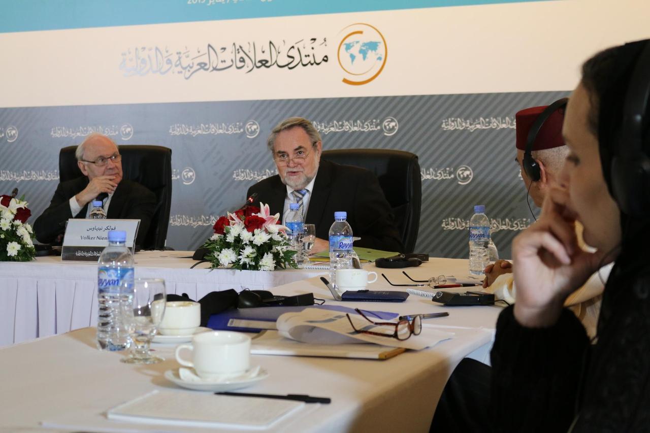 Die Wissenschaftler Steinbach und Nienhaus tragen auf einer Konferenz zu den deutsch-arabischen Beziehungen in Doha ihre Forschungsergebnisse vor. 