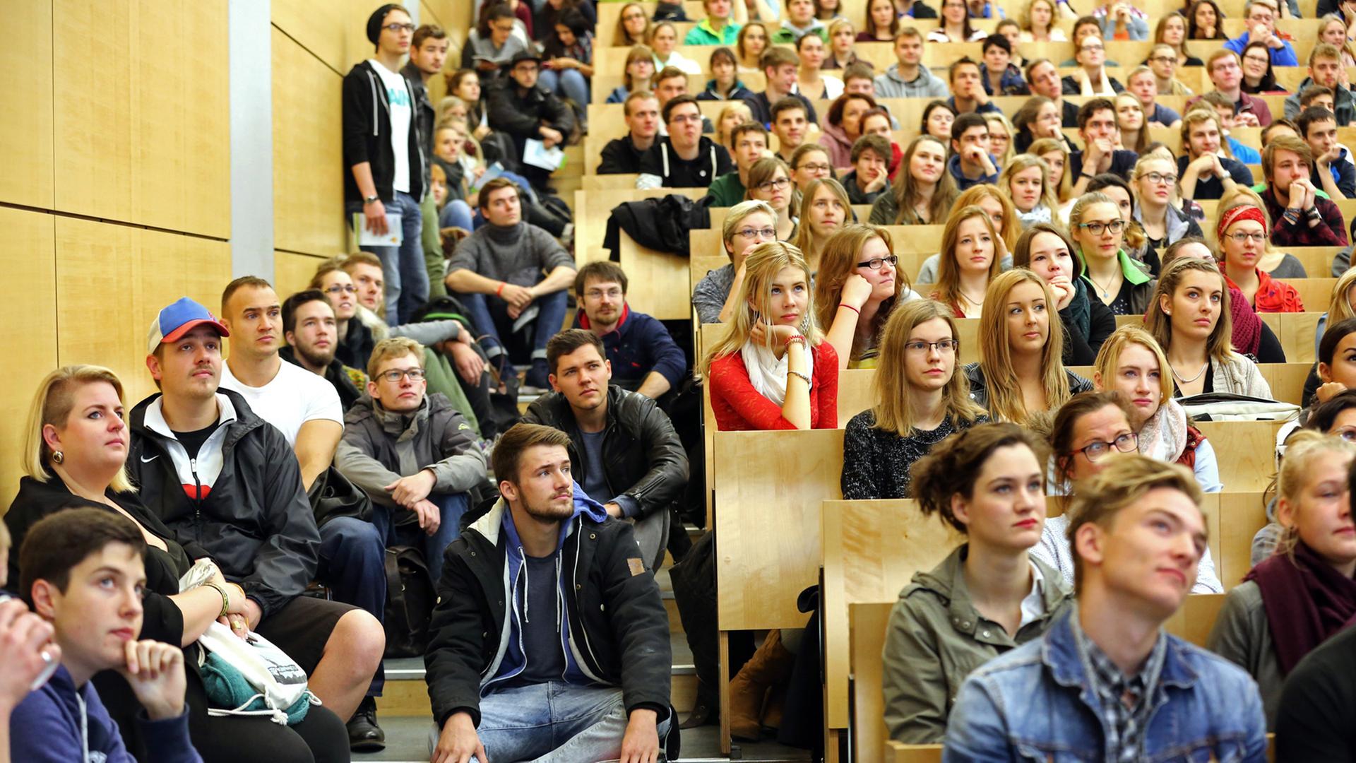 Zur Einführungsvorlesung am traditionellen Campustag haben sich im Auditorium Maximum der Universität Rostock mehr als 500 Studenten eingefunden. Zur Einführungsvorlesung am traditionellen Campustag haben sich im Auditorium Maximum der Universität Rostock mehr als 500 Studenten eingefunden.