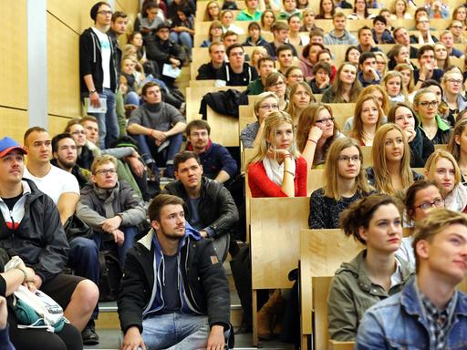 Zur Einführungsvorlesung am traditionellen Campustag haben sich im Auditorium Maximum der Universität Rostock mehr als 500 Studenten eingefunden.