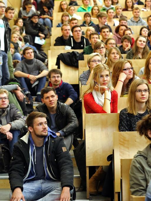 Zur Einführungsvorlesung am traditionellen Campustag haben sich im Auditorium Maximum der Universität Rostock mehr als 500 Studenten eingefunden.