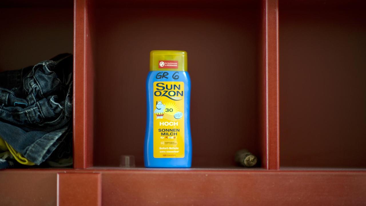 Eine Flasche Sonnenmilch für Kinder steht im Regal einer Kindertagesstätte. Eine Flasche Sonnenmilch für Kinder steht im Regal einer Kindertagesstätte.