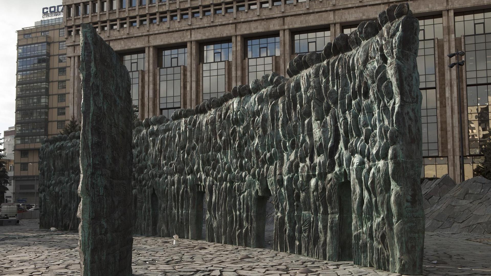 Das Denkmal für die Opfer des sowjetischen Terrors «Mauer der Trauer» des Bildhauers Georgi Franguljan in der russischen Hauptstadt Moskau, aufgenommen am 24.10.2017. Die monumentale «Mauer der Trauer» soll am 30. Oktober enthüllt werden. Das Denkmal für die Opfer des sowjetischen Terrors «Mauer der Trauer» des Bildhauers Georgi Franguljan in der russischen Hauptstadt Moskau, aufgenommen am 24.10.2017. Die monumentale «Mauer der Trauer» soll am 30. Oktober enthüllt werden.