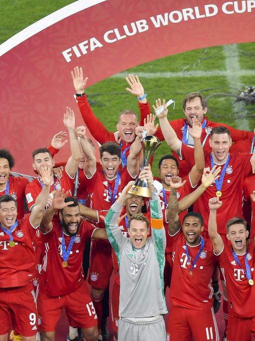 210212 -- DOHA, Feb. 12, 2021 -- Bayern s goalkeeper Manuel Neuer front holds up the trophy as players of Bayern Munich celebrate with the trophy after winning the FIFA Club World final match between Germany s Bayern Munich and Mexico s Tigres Uanl at the Education City Stadium in Doha, Qatar, Feb. 11, 2021. Photo by /Xinhua SPQATAR-DOHA-FIFA CLUB WORLD CUP-BAYERN MUNICH VS TIGERS UANL Nikku PUBLICATIONxNOTxINxCHN