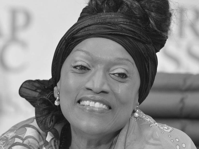 Die Opernsängerin Jessye Norman lächelt bei einer Pressekonferenz im Jahr 2012 in die Kamera. Ihre schwarzen Haare sind mit einem Stirnband nach obend gebunden.