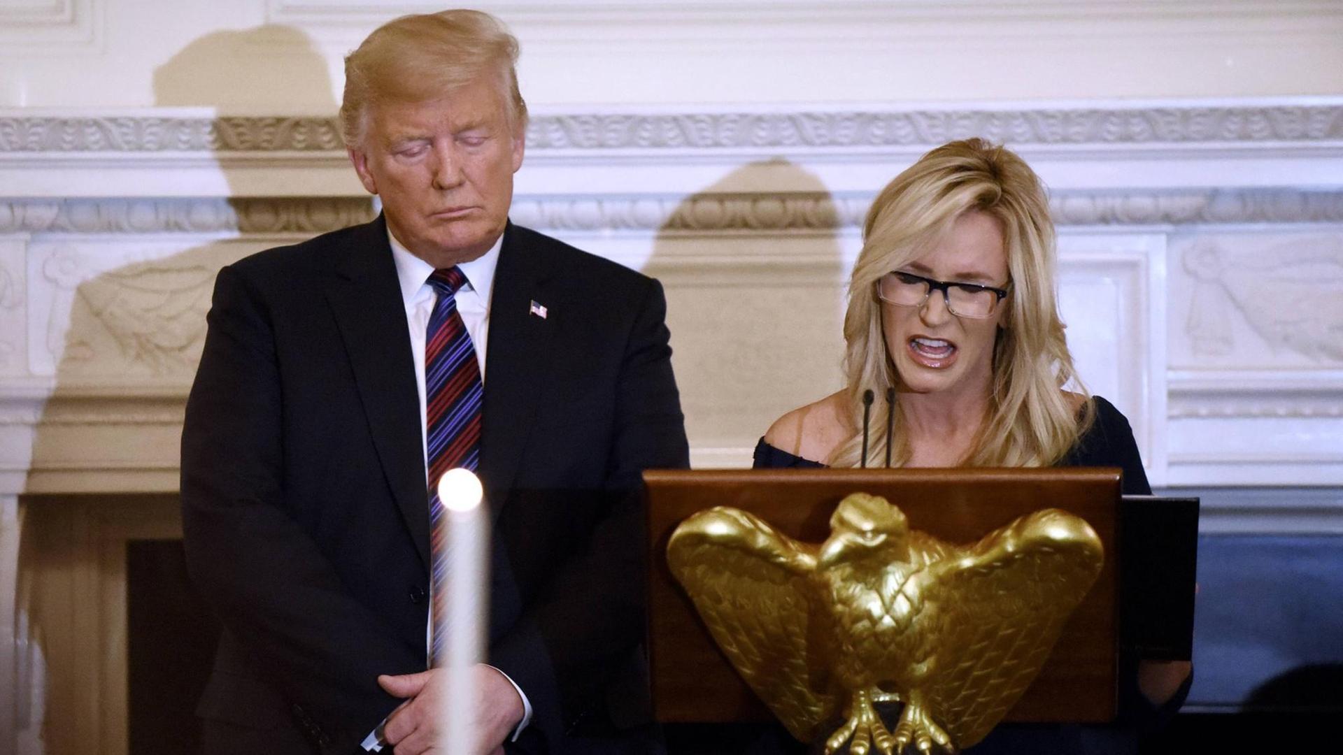 US-Präsident Donald Trump und die evangelikale TV-Pastorin Paula White beim "Dinner for Evangelical leadership". White gilt als spirituelle Vertraute Trumps. US-Präsident Donald Trump und die evangelikale TV-Pastorin Paula White beim "Dinner for Evangelical leadership". White gilt als spirituelle Vertraute Trumps.