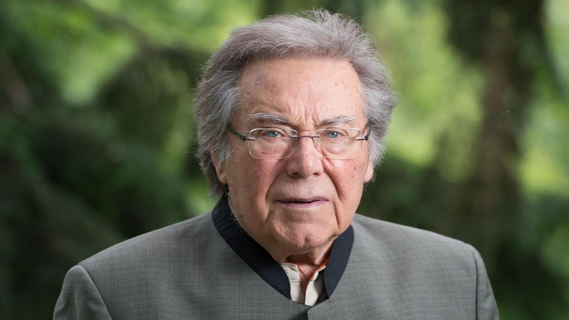 Der deutsche Sänger und Dirigent Peter Schreier posiert am 09.07.2015 in Dresden auf seinem Balkon, kurz vor seinem 80. Geburtstag. Der deutsche Sänger und Dirigent Peter Schreier posiert am 09.07.2015 in Dresden auf seinem Balkon, kurz vor seinem 80. Geburtstag.