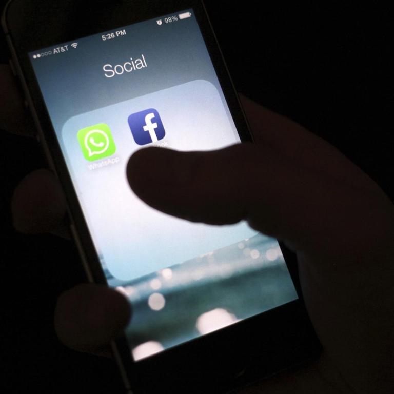 Blick auf einen Smartphone-Bildschirm mit dem Icon der Facebook-App