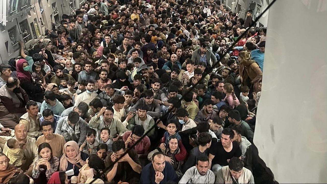 640 Afghanen in einem komplett überfüllten Flugzeug der US-Luftwaffe werden aus dem Land geflogen. 640 Afghanen in einem komplett überfüllten Flugzeug der US-Luftwaffe werden aus dem Land geflogen.