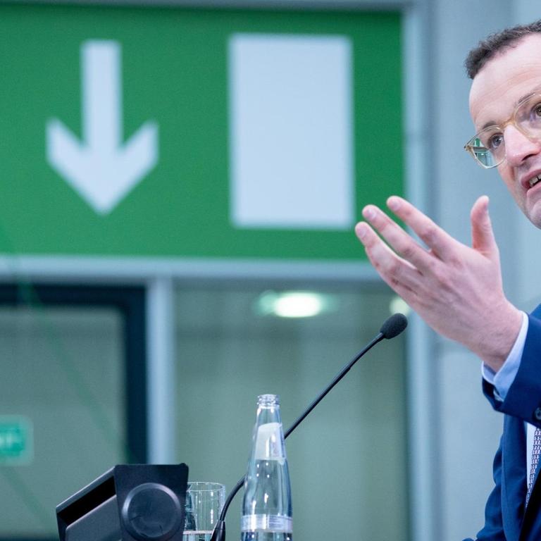 Jens Spahn (CDU), Bundesminister für Gesundheit, gibt in seinem Ministerium eine Pressekonferenz zur Impfstrategie der Bundesregierung. Ab dem 27.12.2020 sollen demnach zuerst Pfleger und alte Menschen gegen das Coronavirus geimpft werden