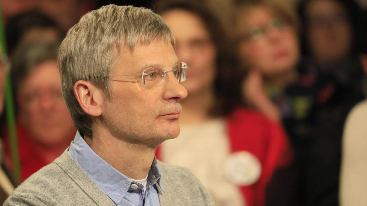 Christoph Berndt, Vorsitzender vom Rechtspopulistischen Verein "Zukunft Heimat", am 1. März 2018 bei einem Bürgerforum zur Flüchtlingssituation in Cottbus. Eingeladen zu dem Forum unter dem Titel "rbb vor Ort Cottbus unerhört?!" hatte der Rundfunk Berlin Brandenburg. Christoph Berndt, Vorsitzender vom Rechtspopulistischen Verein "Zukunft Heimat", am 1. März 2018 bei einem Bürgerforum zur Flüchtlingssituation in Cottbus. Eingeladen zu dem Forum unter dem Titel "rbb vor Ort Cottbus unerhört?!" hatte der Rundfunk Berlin Brandenburg.