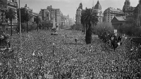 Der "Plaza de Mayo" in der argentinischen Hauptstadt Buenos Aires am 26. September 1955. Die Menschen warten auf eine Rede von General Eduardo Lonardi, der wenige Tage zuvor den bisherigen Präsidenten Juan Domingo Perón gestürzt hat.