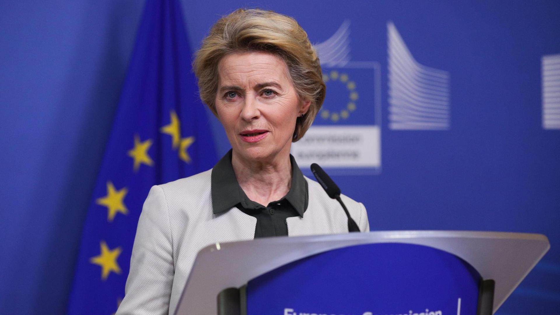 Ursula von der Leyen steht an einem Pult und verkündet den neuen Green Deal in Brüssel Ursula von der Leyen steht an einem Pult und verkündet den neuen Green Deal in Brüssel
