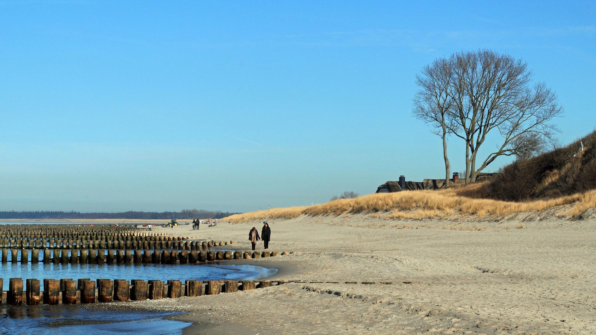 Der Ostseestrand in Ahrenshoop auf der Halbinsel Fischland - Darss Der Ostseestrand in Ahrenshoop auf der Halbinsel Fischland - Darss