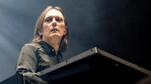 Cure-Keyboarder Roger O'Donnell auf der Bühne bei einem Konzert 2016 in Kopenhagen, Dänemark.