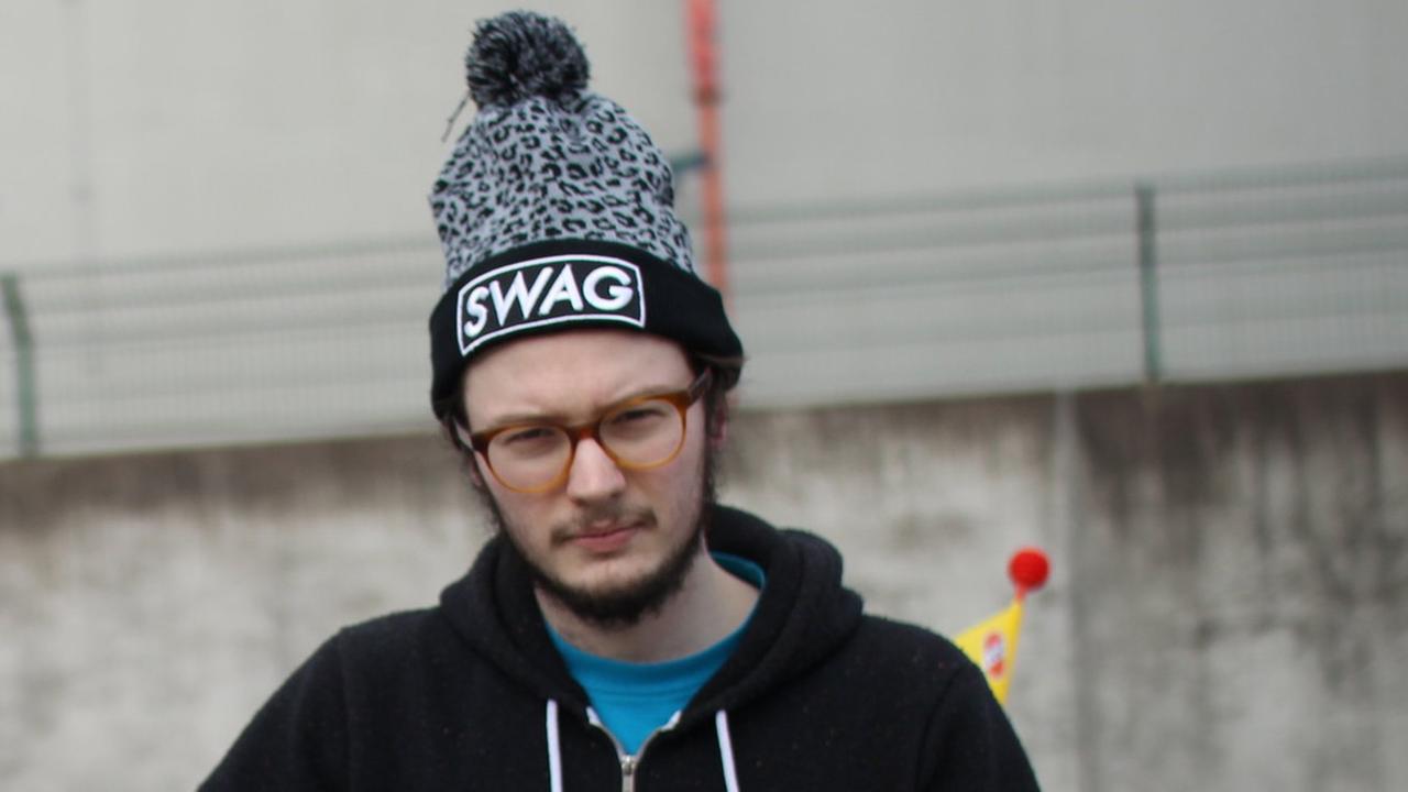 Porträt von Jason Bartsch mit auffälliger Pudelmütze auf dem Kopf Porträt von Jason Bartsch mit auffälliger Pudelmütze auf dem Kopf