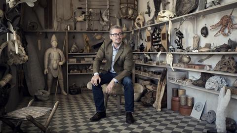 Dr. Eske Willerslev sitzt in einem Raum mit Artefakten aus der Wikingerzeit