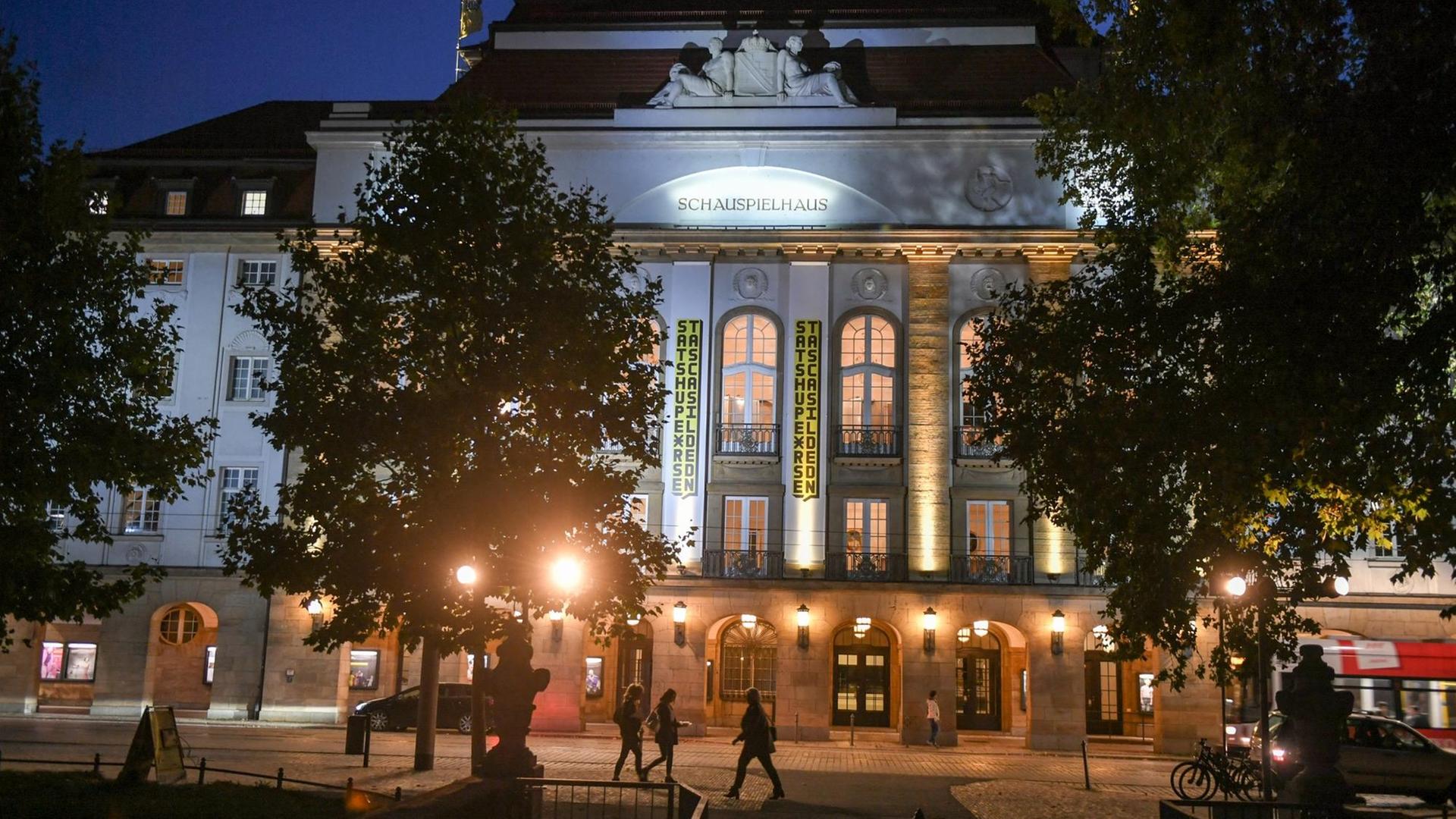 Das Gebäude vom Theater Staatsschauspiel Dresden am Abend.