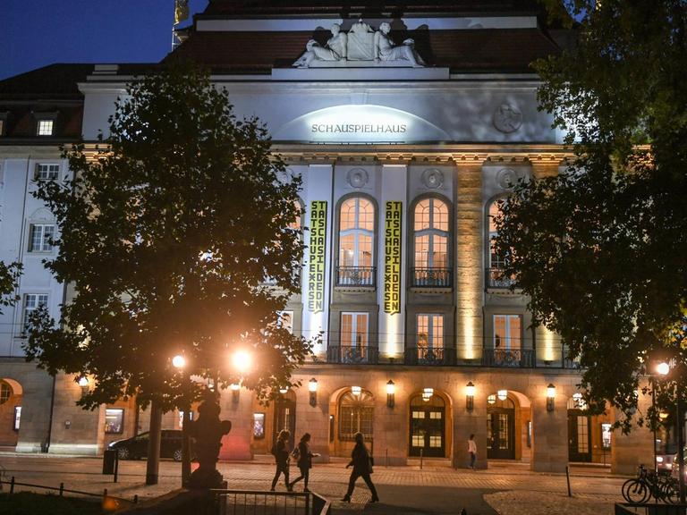 Das Gebäude vom Theater Staatsschauspiel Dresden am Abend.