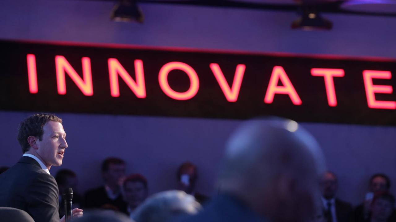 Facebook-Chef Mark Zuckerberg spricht am 25.02.2016 in Berlin bei der Verleihung des neu geschaffenen Innovationspreis des Medienkonzerns Axel Springer. Facebook-Chef Mark Zuckerberg spricht am 25.02.2016 in Berlin bei der Verleihung des neu geschaffenen Innovationspreis des Medienkonzerns Axel Springer.
