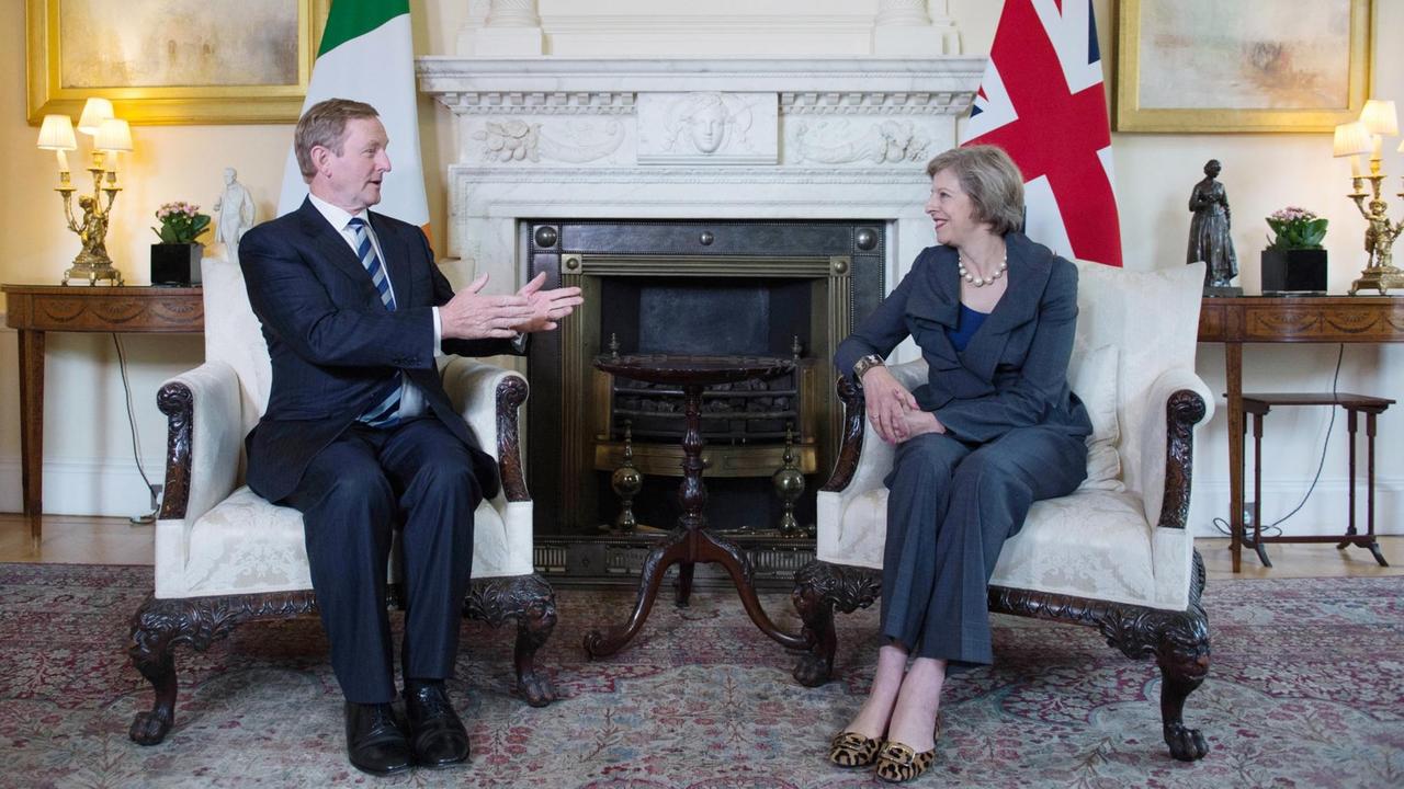Enda Kenny und Theresa May im Gespräch im Juli 2016 in London in der Downing Street