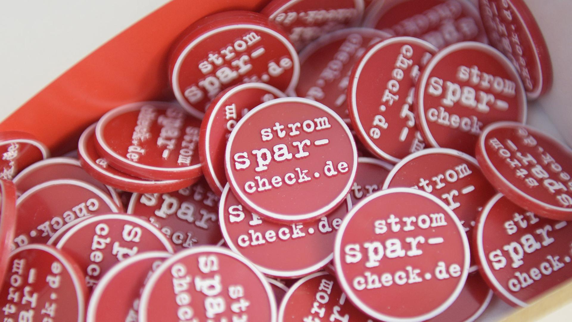 Plaketten aus Kunststoff mit der Aufschrift Stromspar-Check.de liegen am 04.04.2016 in Berlin zur Mitnahme bereit. Die Bundesregierung verlängert die Finanzierung der Stromspar-Beratung für einkommensschwache Haushalte. Plaketten aus Kunststoff mit der Aufschrift Stromspar-Check.de liegen am 04.04.2016 in Berlin zur Mitnahme bereit. Die Bundesregierung verlängert die Finanzierung der Stromspar-Beratung für einkommensschwache Haushalte.