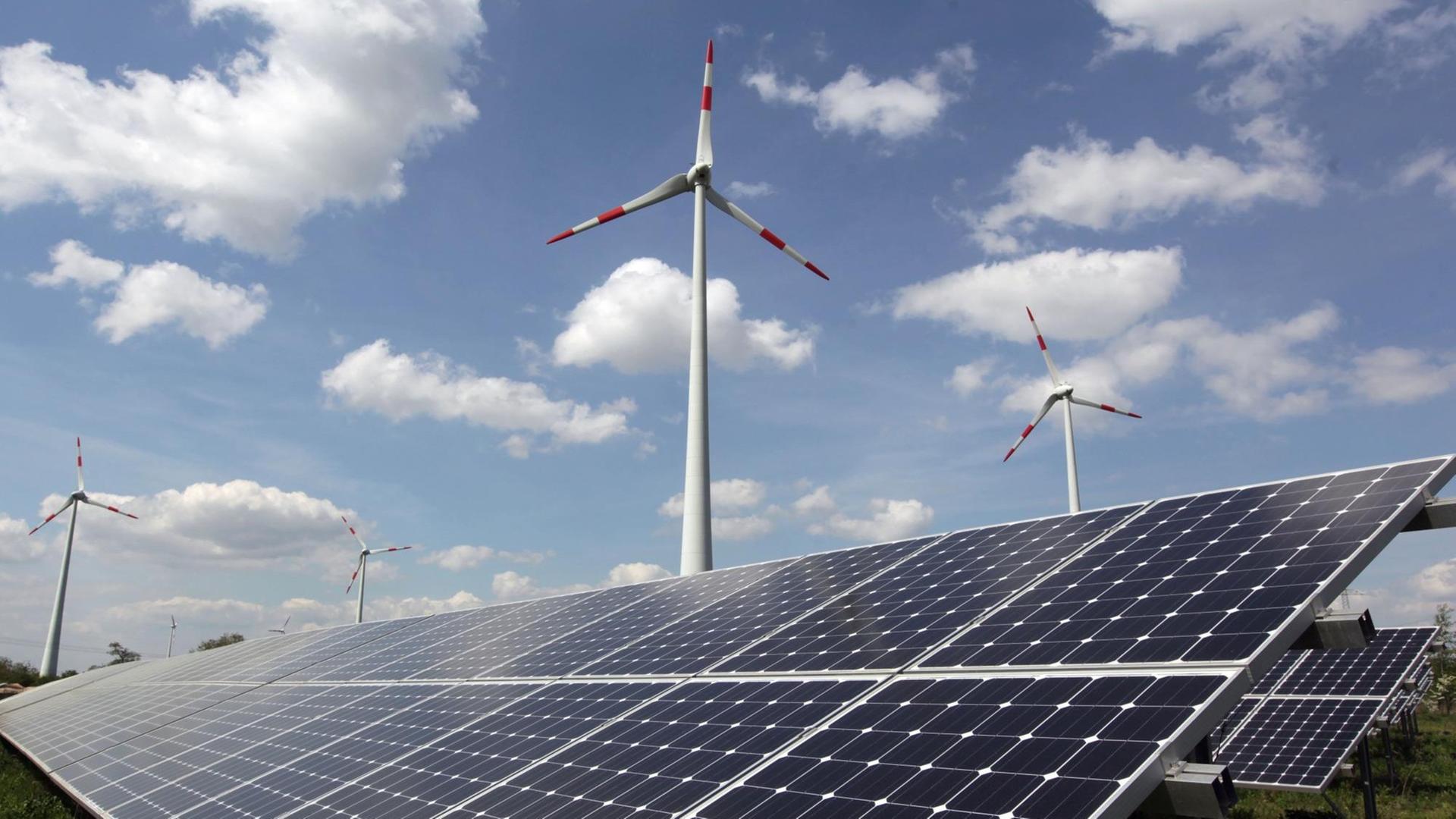 Das Foto zeigt Windkraft-Räder und eine Solar-Anlage. Das Foto zeigt Windkraft-Räder und eine Solar-Anlage.