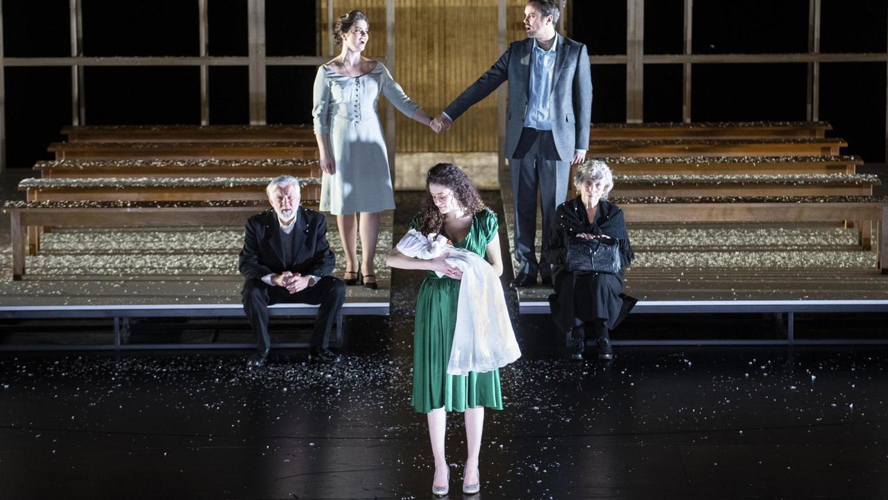 Szenenfoto aus der Neuinszenierung von "Die Entführung aus dem Serail" an der Oper Genf, Das Foto zeigt einige der Darsteller und Sänger auf der Bühne.