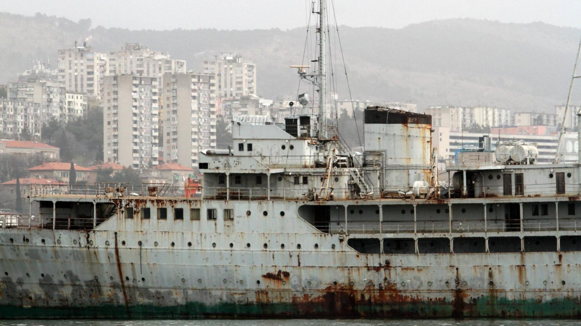 Die Jacht des jugoslawischen Staatspräsidenten Josip Broz Tito liegt in der kroatischen Hafenstadt Rijeka. Sie soll in ein Museum mit Restaurant und Hostel umgewandelt werden. Die Jacht des jugoslawischen Staatspräsidenten Josip Broz Tito liegt in der kroatischen Hafenstadt Rijeka. Sie soll in ein Museum mit Restaurant und Hostel umgewandelt werden.