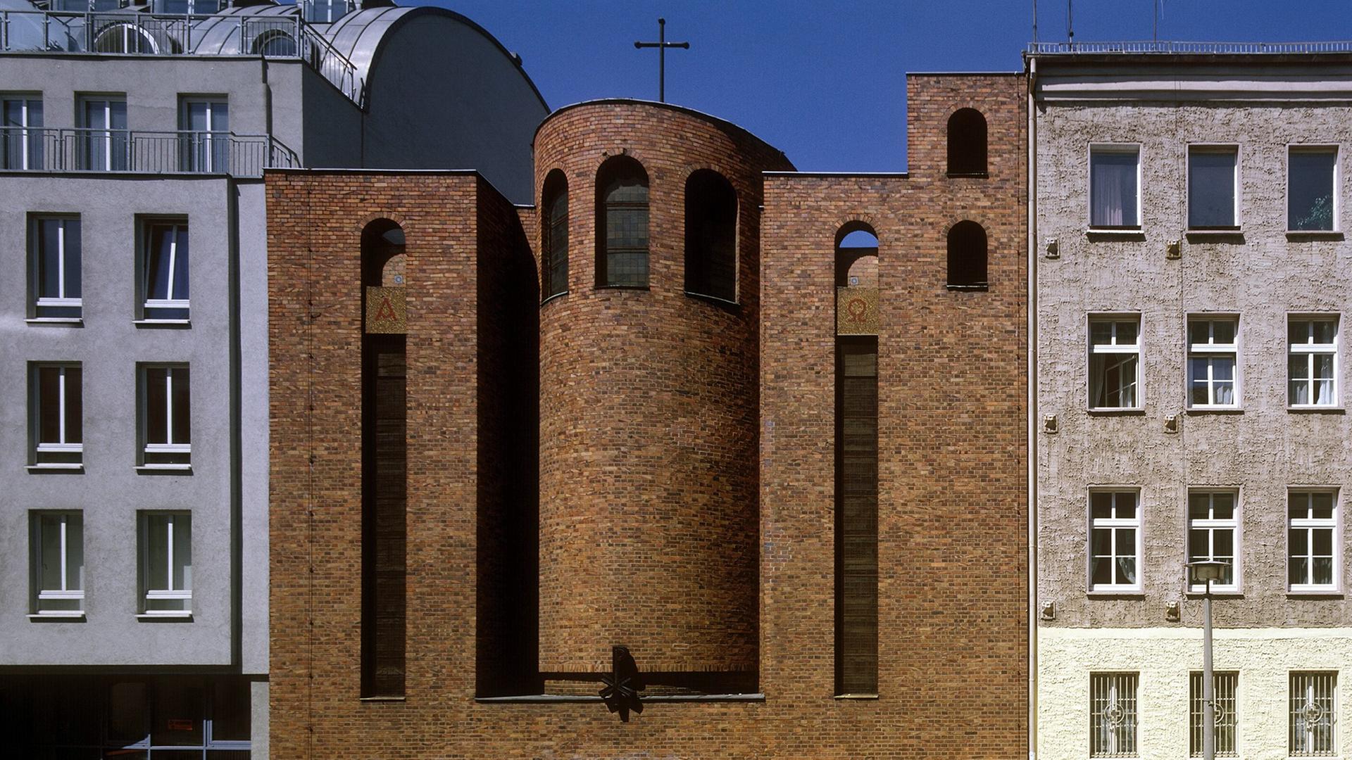 Ansicht der Fassade der Kirche St. Adalbert von der Straße aus gesehen, rechts und links stehen Wohnhäuser. Ansicht der Fassade der Kirche St. Adalbert von der Straße aus gesehen, rechts und links stehen Wohnhäuser.