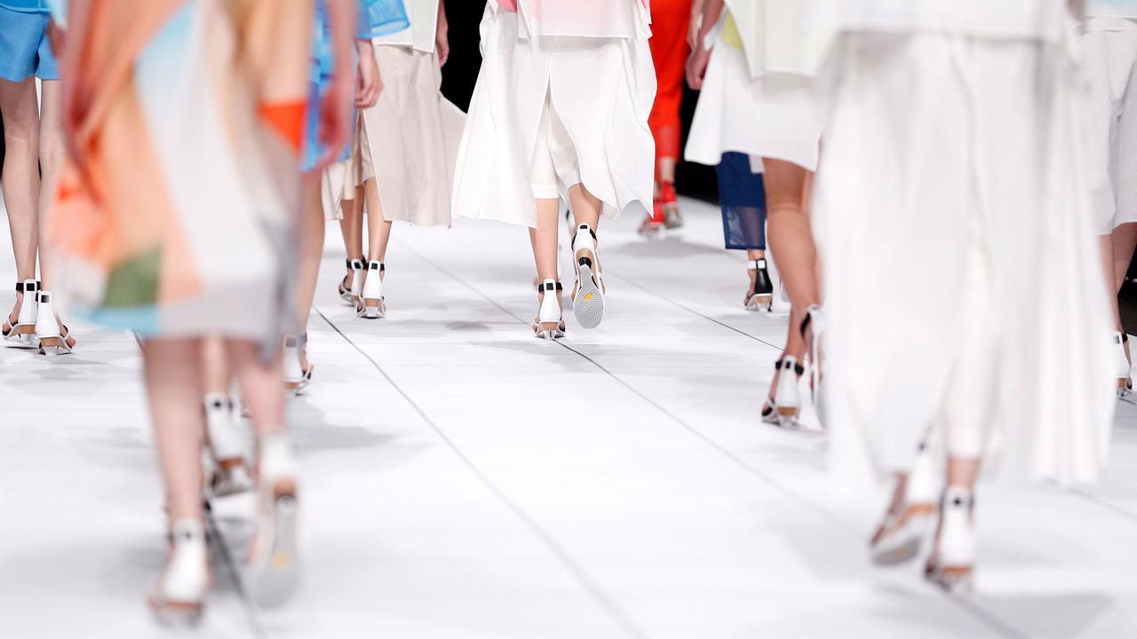 Runway in Paris mit Kleidung des Designers Issey Miyake Runway in Paris mit Kleidung des Designers Issey Miyake