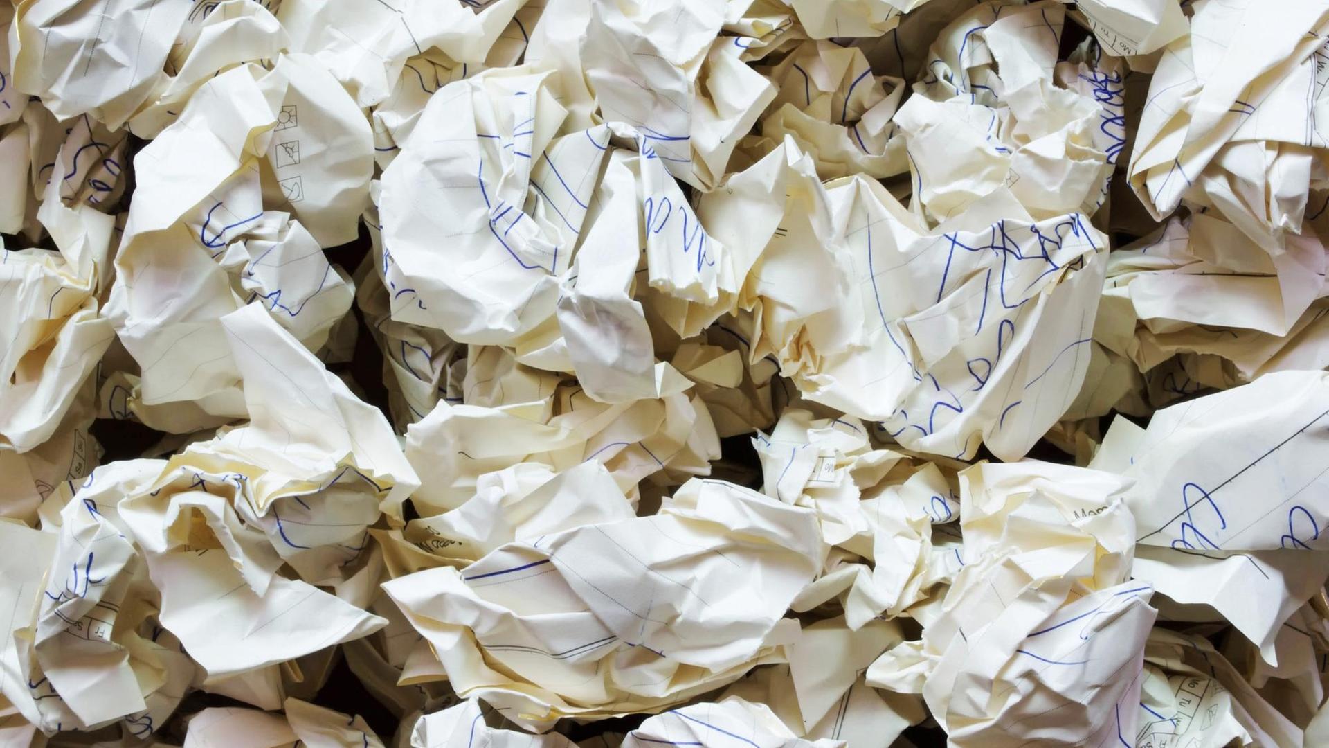 Deitailaufnahme eines Haufen zerknüllten Papiers. Deitailaufnahme eines Haufen zerknüllten Papiers.