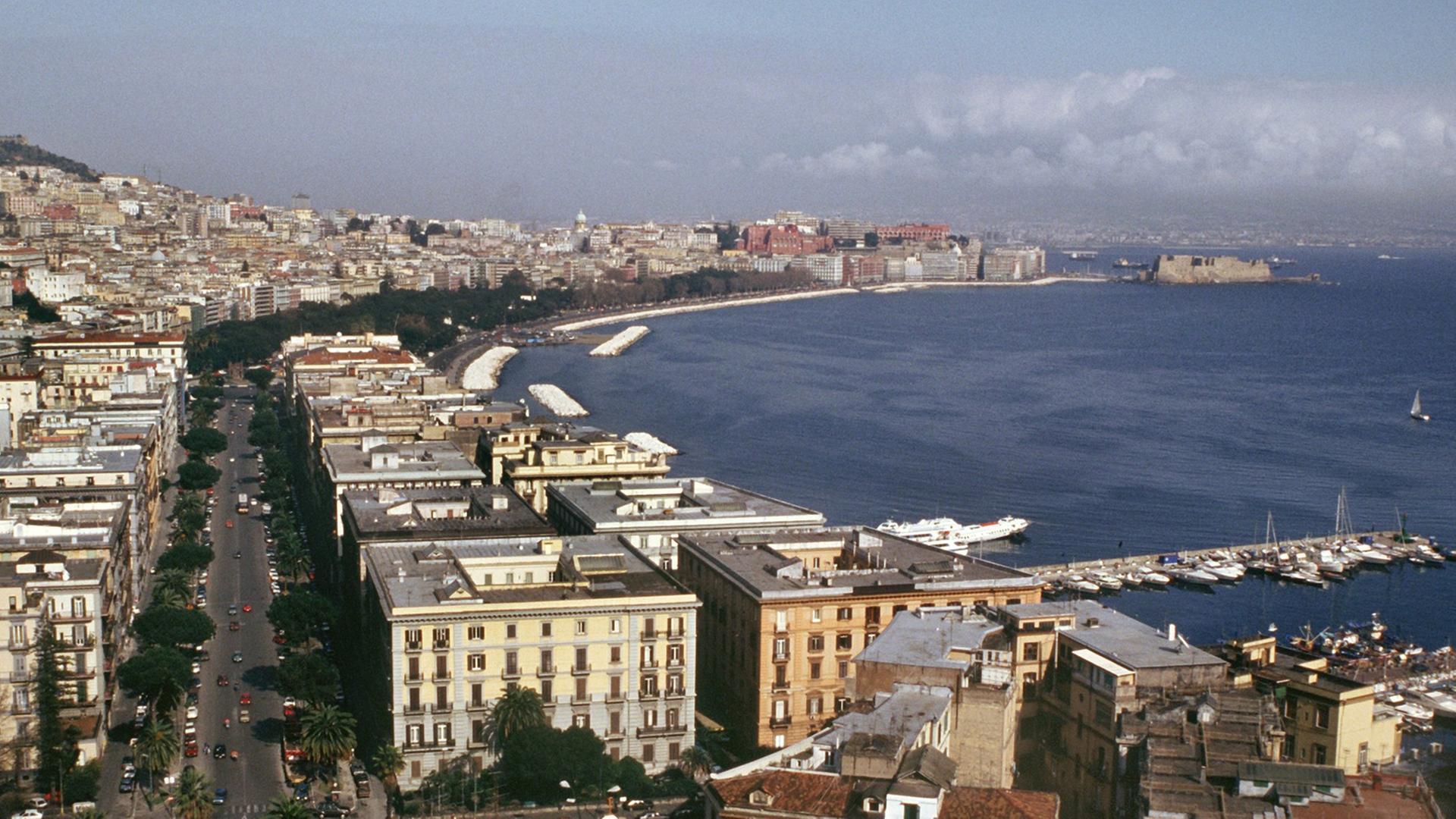 Blick über die Stadt und den Golf von Neapel in der italienischen Provinz Kampanien. Blick über die Stadt und den Golf von Neapel in der italienischen Provinz Kampanien.