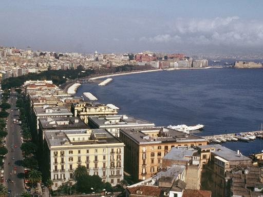 Blick über die Stadt und den Golf von Neapel in der italienischen Provinz Kampanien.