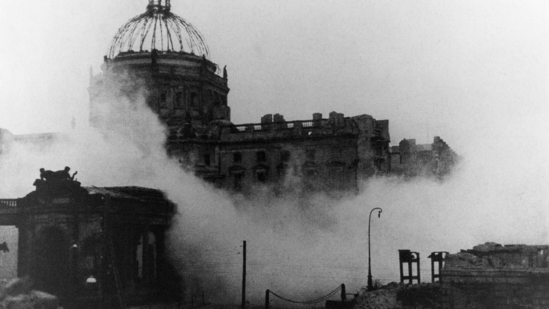 Sprengung der West– und Südseite des Berliner Stadtschlosses am Schlossplatz / Ecke Schlossfreiheit. Sprengung der West– und Südseite des Berliner Stadtschlosses am Schlossplatz / Ecke Schlossfreiheit.