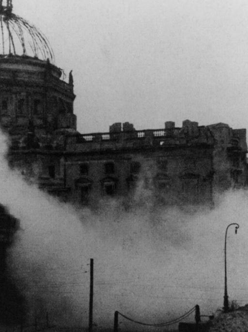 Sprengung der West– und Südseite des Berliner Stadtschlosses am Schlossplatz / Ecke Schlossfreiheit.