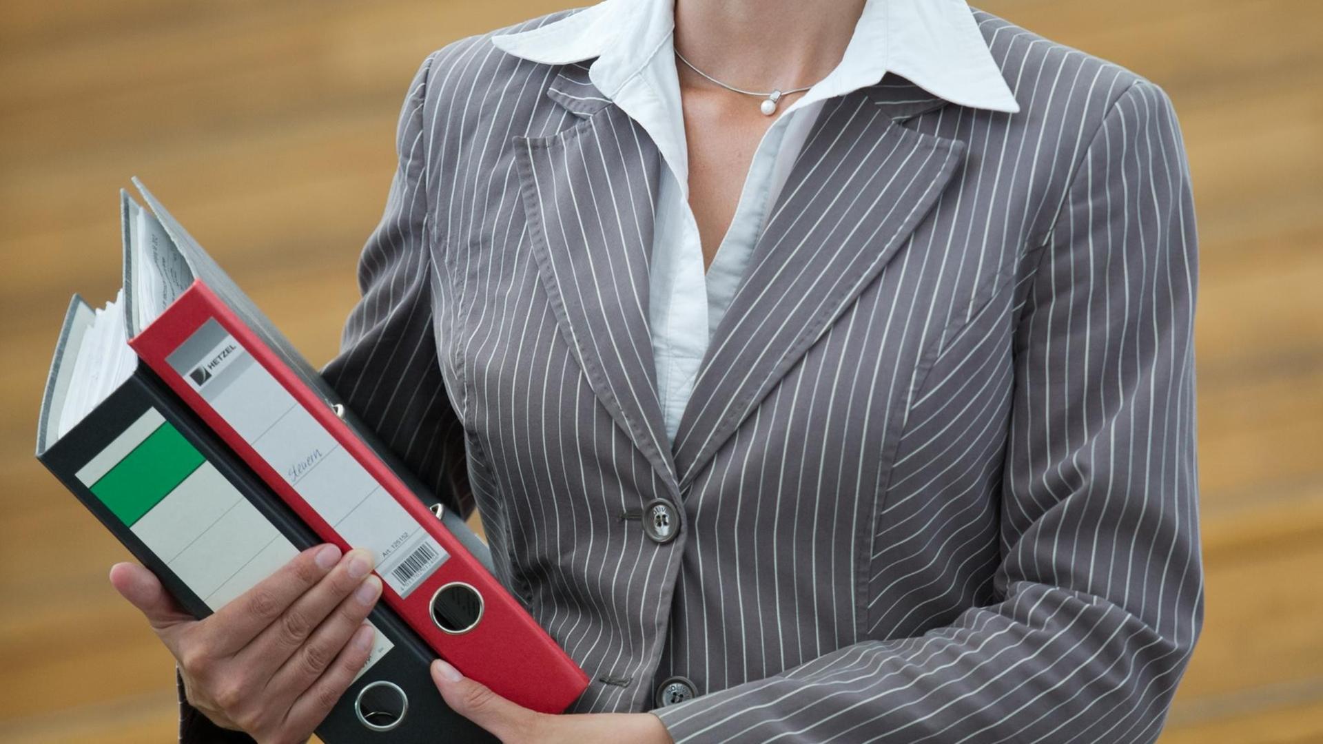 Eine Frau im Businesskostüm