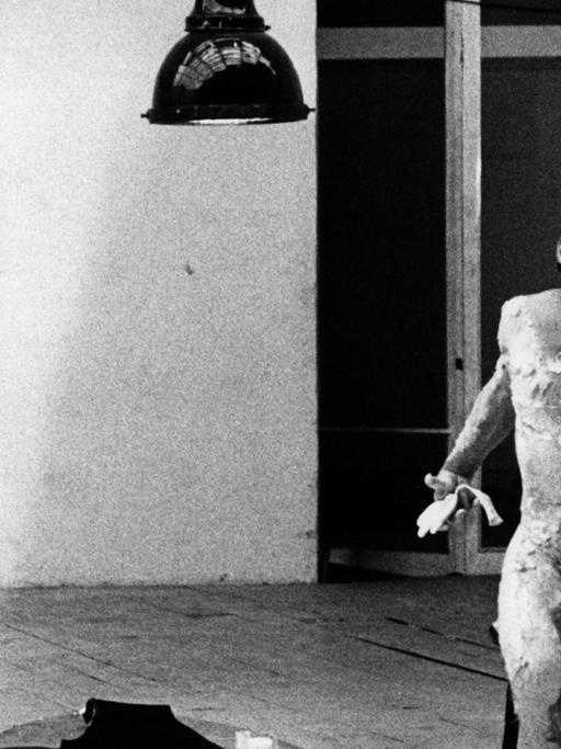 Edith Clever (l) als Agaue mit dem Kopf des Pentheus in der Hand, aufgenommen während einer Probe am 04.02.1974. Im Rahmen des "Antikenprojekts I" zeigt die Schaubühne Berlin im Pavillon B auf dem Messegelände am Funkturm am 07.02.1974 das Stück "Die Bakchen" von Euripides in einer Inszenierung von Klaus Michael Grüber.