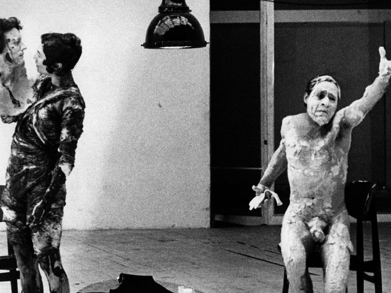 Edith Clever (l) als Agaue mit dem Kopf des Pentheus in der Hand, aufgenommen während einer Probe am 04.02.1974. Im Rahmen des "Antikenprojekts I" zeigt die Schaubühne Berlin im Pavillon B auf dem Messegelände am Funkturm am 07.02.1974 das Stück "Die Bakchen" von Euripides in einer Inszenierung von Klaus Michael Grüber.