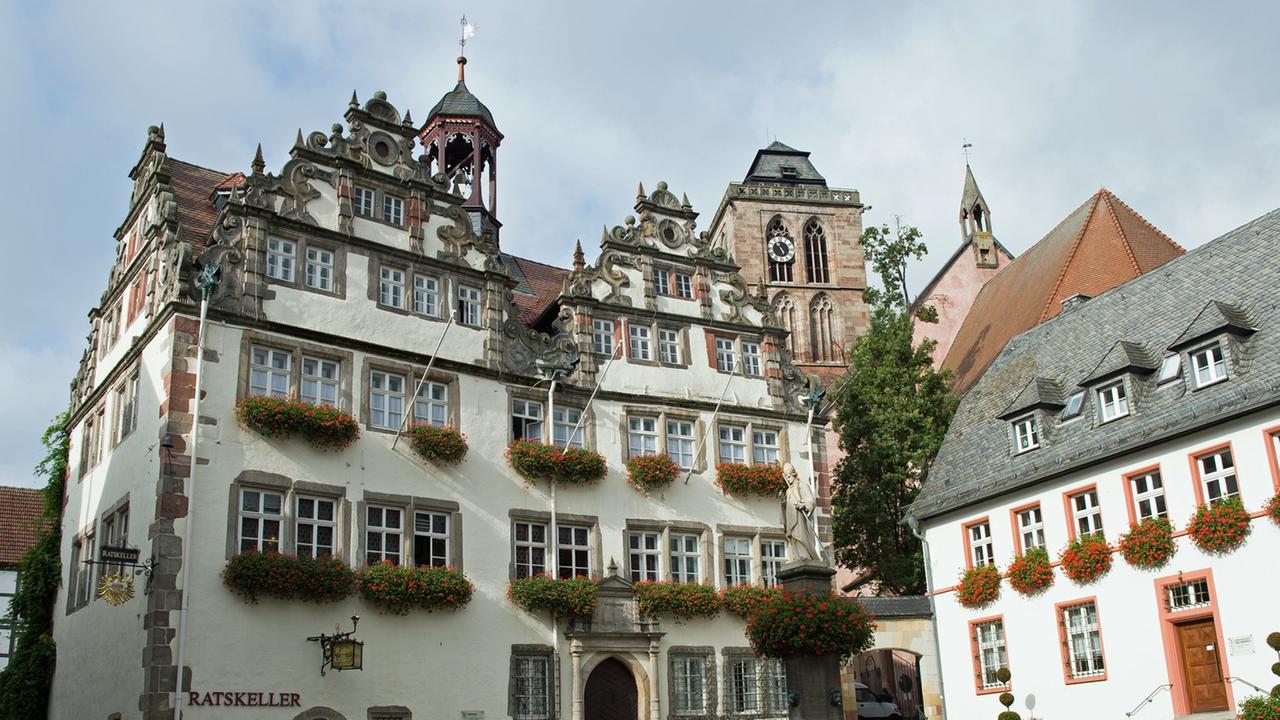 Das Rathaus vor der Stadtkirche in Bad Hersfeld aufgenommen am 04.10.2017. Der 59. Hessentag findet vom 07.-16.06.2019 in der hessischen Kurstadt Bad Hersfeld statt. Das Rathaus vor der Stadtkirche in Bad Hersfeld aufgenommen am 04.10.2017. Der 59. Hessentag findet vom 07.-16.06.2019 in der hessischen Kurstadt Bad Hersfeld statt.