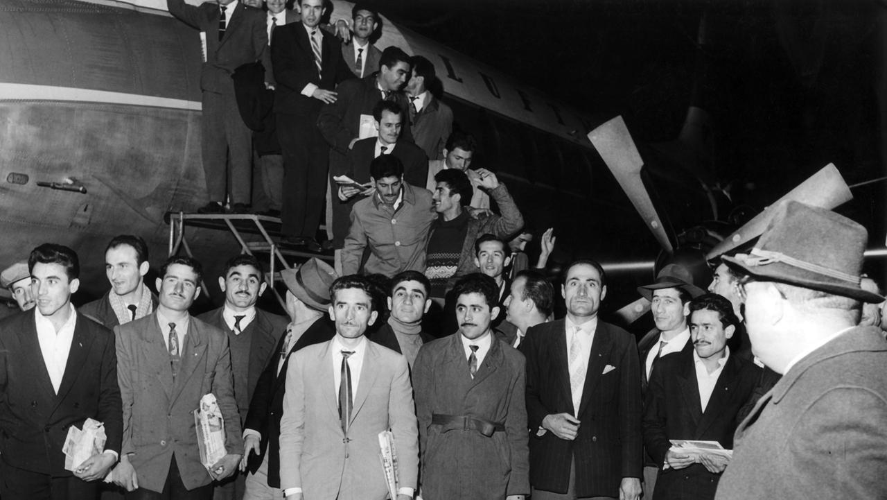 55 türkische Gastarbeiter kommen am 27.11.1961 auf dem Flughafen in Düsseldorf an. Sie sind die ersten von 400 Bergleuten aus der Türkei die sich für ein Jahr Arbeit in Deutschland verpflichtet haben. 55 türkische Gastarbeiter kommen am 27.11.1961 auf dem Flughafen in Düsseldorf an. Sie sind die ersten von 400 Bergleuten aus der Türkei die sich für ein Jahr Arbeit in Deutschland verpflichtet haben.